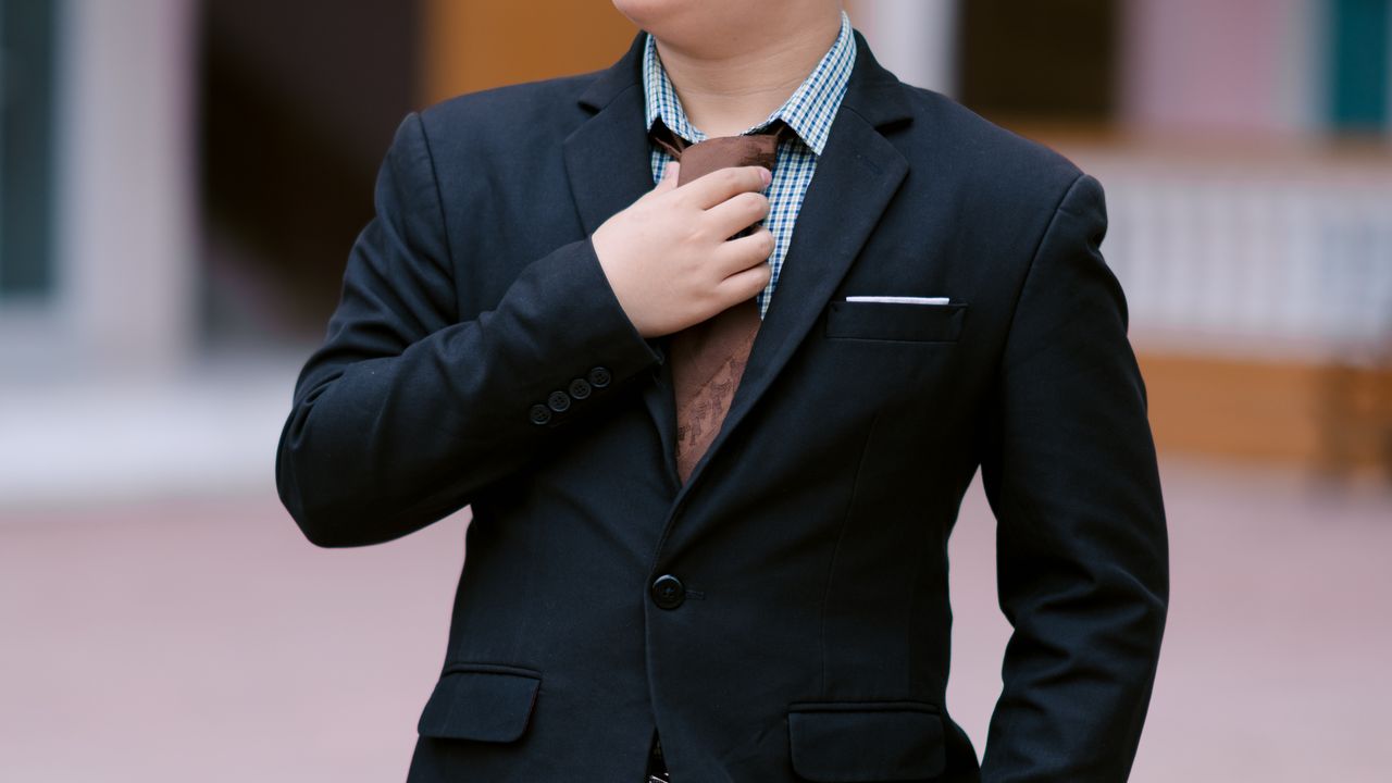 男士穿黑西装扣好扣子,上身利落合体