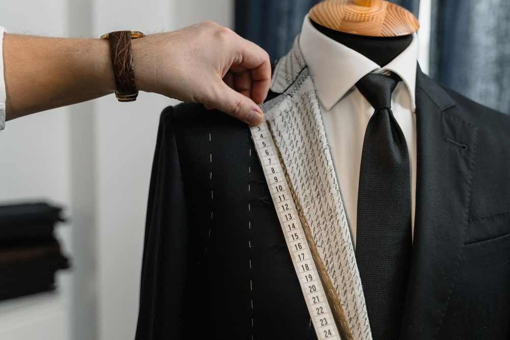 西服工艺过程·量驳头半成品